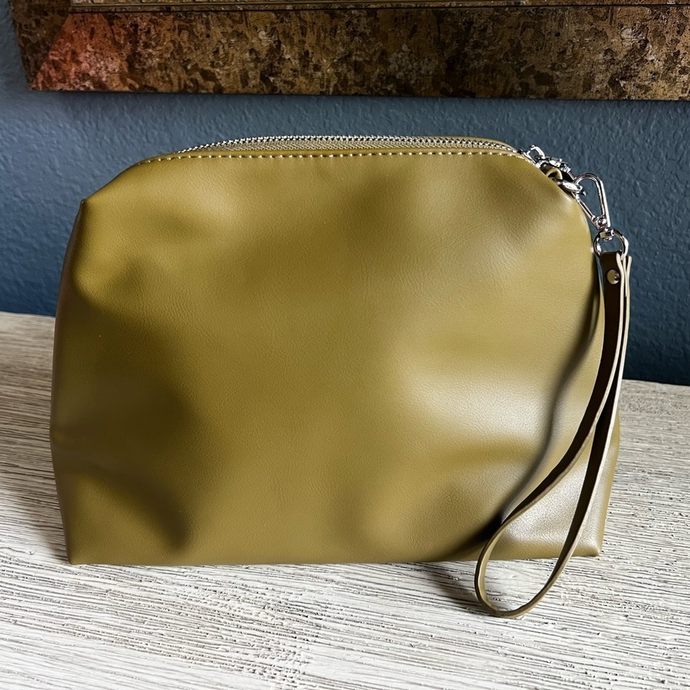 NWOT!!! Miztique Olive Wristlet Clutch
